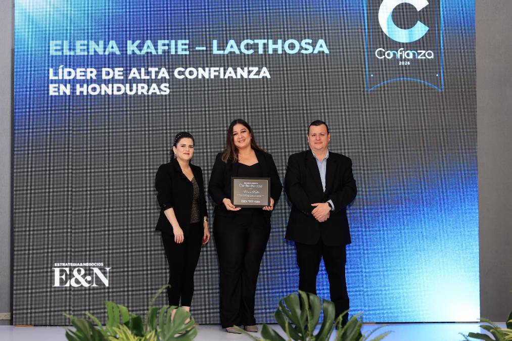 Elena Kafie, directora de LACTHOSA, recibe en representación Ing. Angélica Madrid, Gerente de Planta.