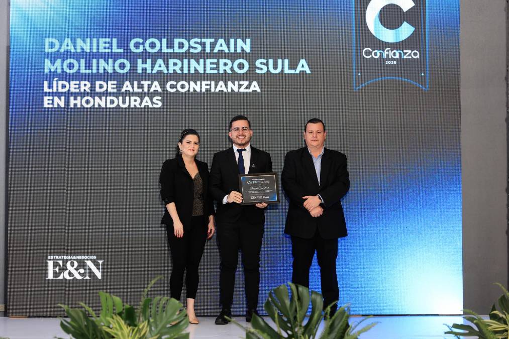 Daniel Goldstein, presidente de Molino Harinero Sula, recibe en representación Denilson Gómez. 