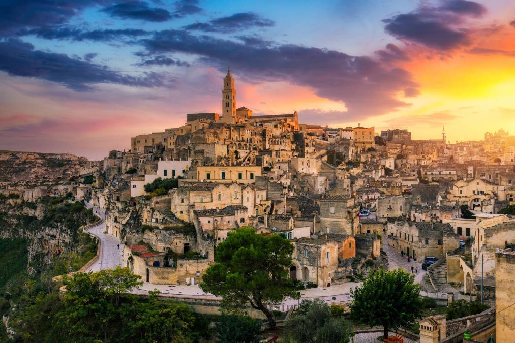 <i>Matera, Italia. En esta zona llena de cuevas paleolíticas (en las que vivieron familias y ganado hasta los años 50, y algunas de las cuales se han convertido ahora en hoteles de lujo) puedes pasar los días explorando sus enrevesadas escaleras, sus gargantas de vértigo, sus barrancos rocosos y el antiguo palacio barroco. FOTO DaLiu / Shutterstock</i>