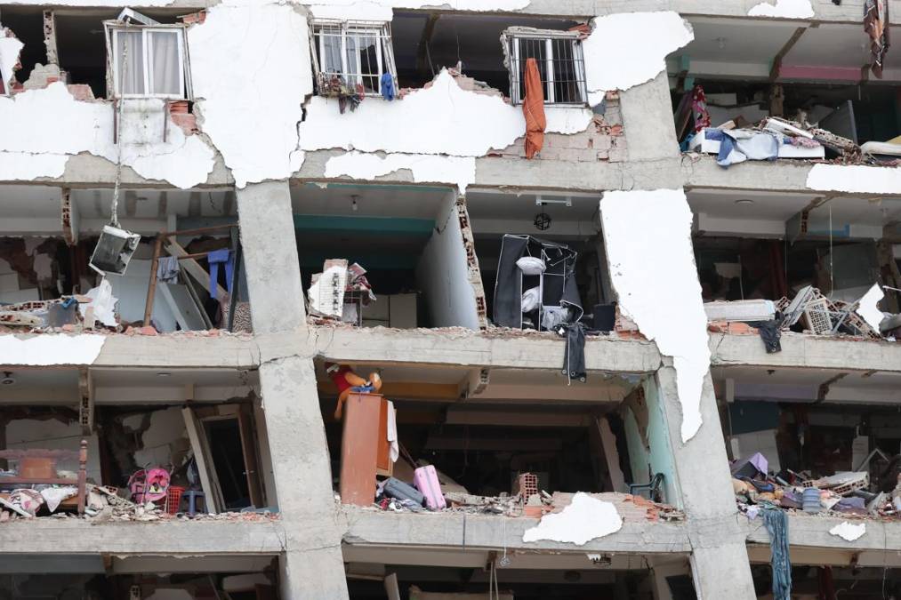 Vista de los daños registrados en varios edificios por los terremotos, en la localidad de Catia La Mar, en el estado costero de La Guaira (Venezuela) este jueves. También se informó que en La Gran Caracas, que abarca a la capital venezolana y varias ciudades vecinas, al menos 10 edificios colapsaron. EFE/ Ronald Pena R.