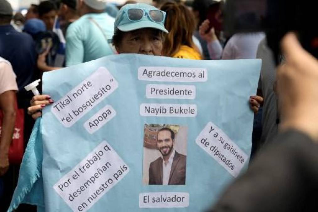 <i>Un partidario del presidente de El Salvador, Nayib Bukele, sostiene un cartel durante su ceremonia de toma de posesión en la plaza Gerardo Barrios frente al Palacio Nacional en el centro de San Salvador el 1 de junio de 2024. (Foto de Daniela RODRIGUEZ / AFP)</i>