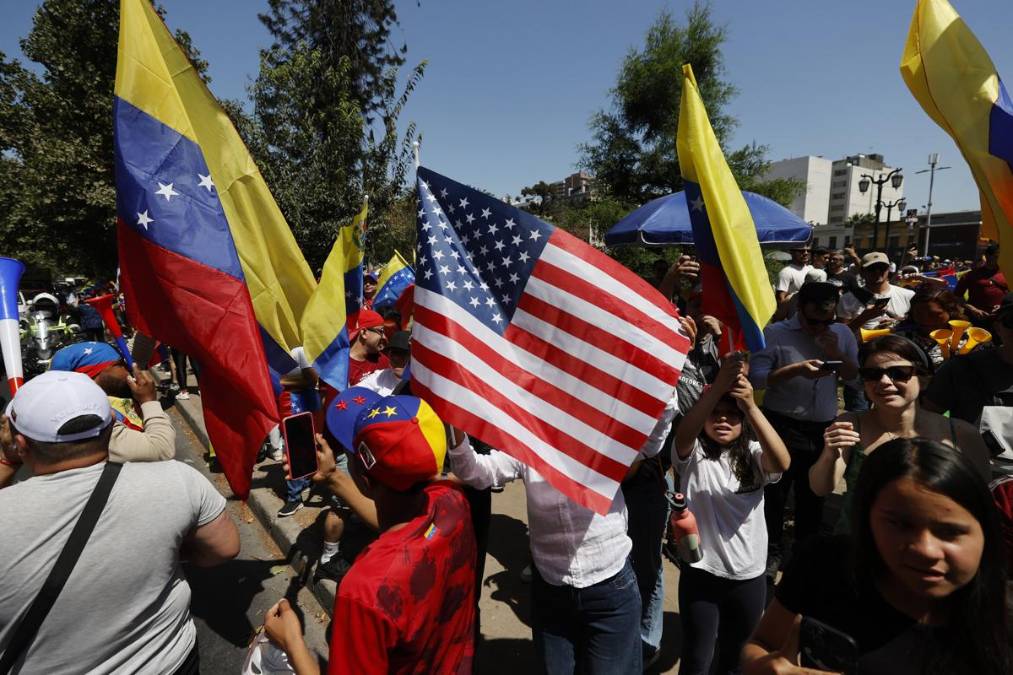 <i>Ciudadanos venezolanos celebran durante una manifestación este sábado, en Santiago (Chile). Miles de venezolanos salieron a las calles para celebrar entre vítores, llantos y cánticos la detención por parte de Estados Unidos del presidente de Venezuela, Nicolás Maduro, y muchos expresaron su deseo de volver a su patria a reencontrarse con sus seres queridos. EFE/ Elvis González</i>
