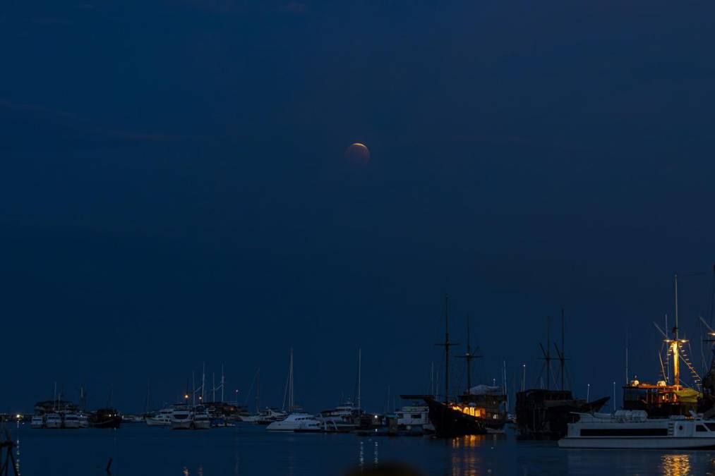 <i>Un eclipse lunar total se observa en el cielo nocturno sobre el puerto de Serangan, en Bali, Indonesia, el 3 de marzo de 2026. EFE/EPA/MADE NAGI</i>