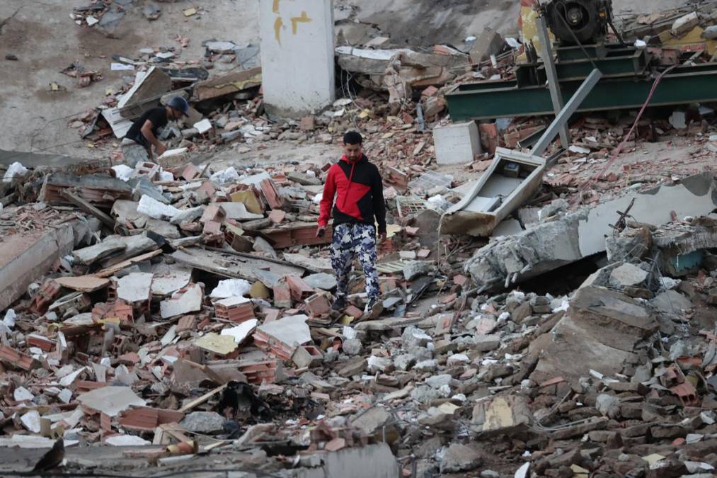 Un residente camina entre los escombros de edificios derrumbados por los terremotos, en la localidad de Catia La Mar, en el estado costero de La Guaira (Venezuela), este jueves La Guaira, un estado costero en el norte del país y vecino a Caracas, es el estado más afectado por los terremotos. EFE/ Ronald Pena R.