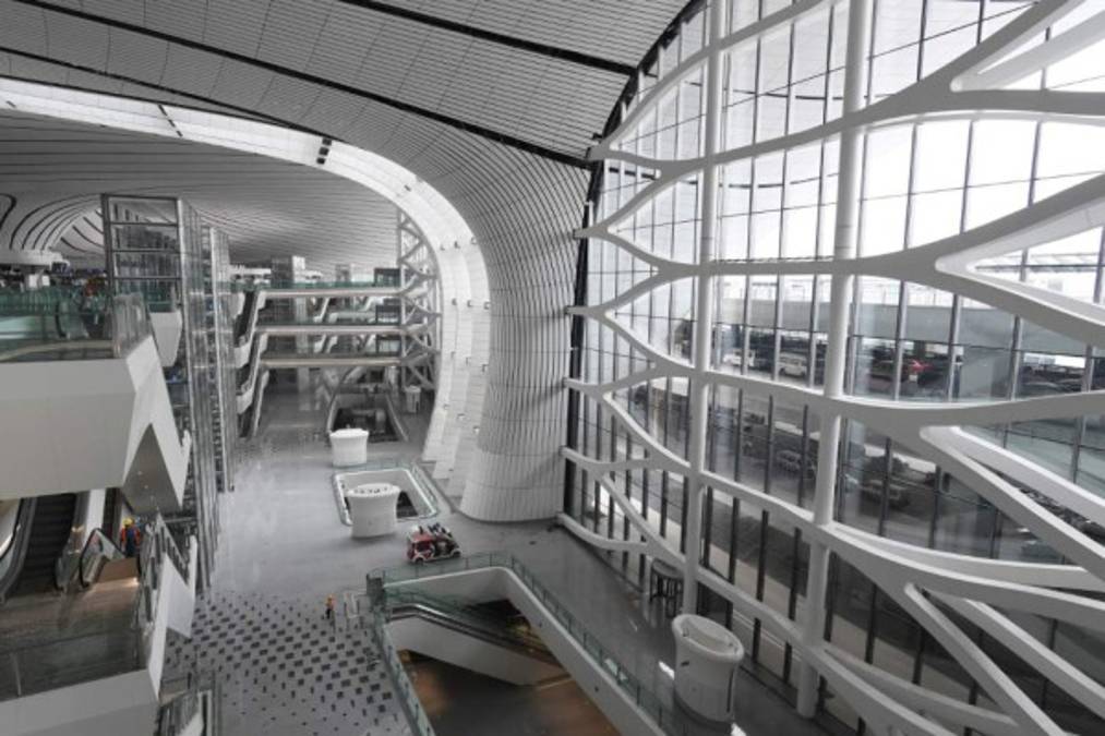 Al contrario que en las terminales clásicas, éste está diseñado en altura, con dos niveles para las salidas y otros dos para las llegadas. Bajo la terminal, se encuentra una estación de metro y tren de alta velocidad.