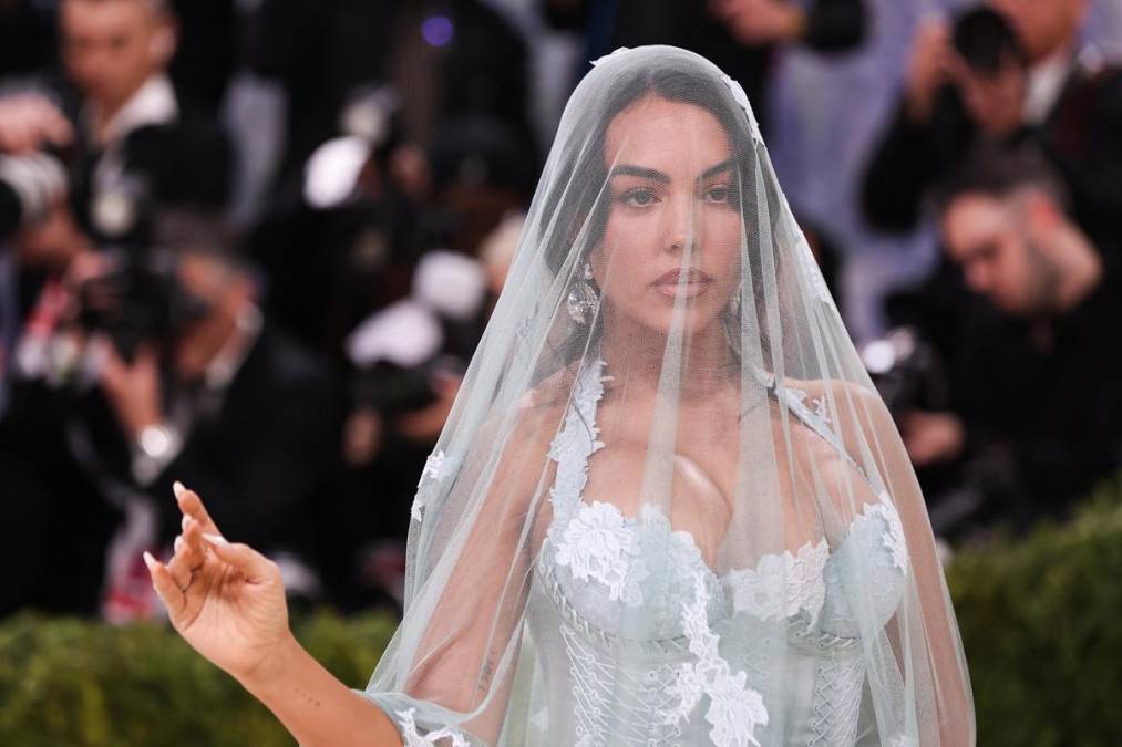 NUEVA YORK (Estados Unidos), 05/05/2026.- La modelo y personalidad de las redes sociales argentino-española Georgina Rodríguez posa en la alfombra roja de la Met Gala 2026, la gala benéfica anual del Instituto del Traje del Museo Metropolitano de Arte, en Nueva York, Estados Unidos, el 4 de mayo de 2026. EFE/EPA/SARAH YENESEL