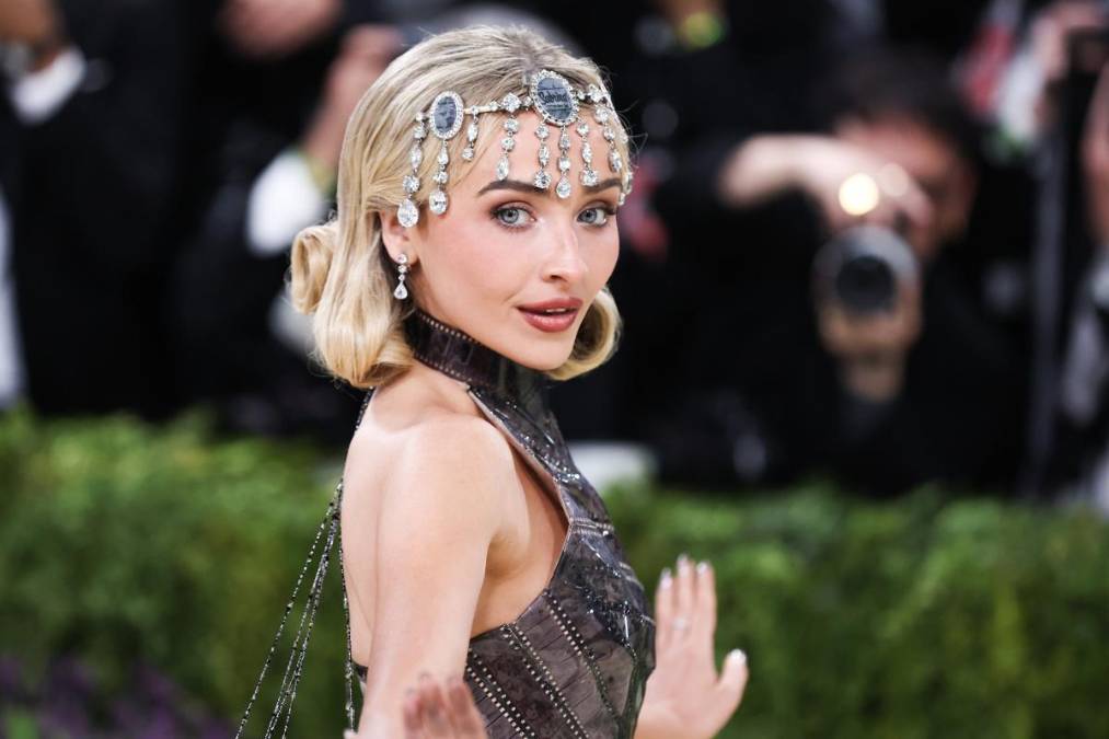 NUEVA YORK (Estados Unidos), 04/05/2026.- La música y actriz estadounidense Sabrina Carpenter posa en la alfombra roja de la Gala Met 2026, la gala benéfica anual del Instituto del Traje del Museo Metropolitano de Arte, en Nueva York, Estados Unidos, el 4 de mayo de 2026. EFE/EPA/SARAH YENESEL