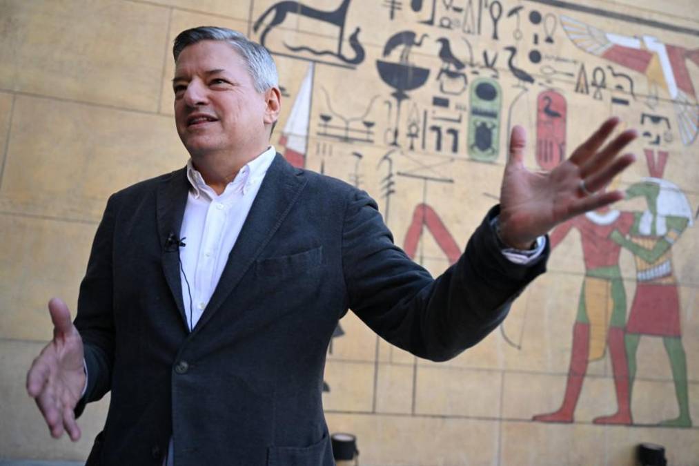 <i>El codirector ejecutivo de Netflix, Ted Sarandos, en la reapertura del Teatro Egipcio, en Hollywood. Para el ejecutivo la oportunidad de salvar una institución de Tinseltown que se estaba desmoronando y mostrar el rápido ascenso de su compañía desde un disruptor tecnológico a un actor clave en el corazón mismo de la industria del entretenimiento era una obviedad. (Foto de Robyn Beck / AFP)</i>