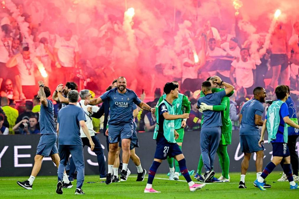 <i>Los jugadores del PSG tras la final de la Liga de Campeones UEFA entre Paris Saint-Germain y Arsenal en el estadio Puskas Arena en Budapest, Hungría EFE/EPA/Robert Hegedus HUNGARY OUT</i>