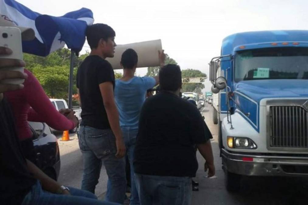 El movimiento 'Oposición Indignada' que exige el cese a la corrupción en Honduras, anunció para hoy tomas de varias carreteras para seguir exigiendo una Comisión Internacional Contra la Impunidad en el país (CICIH). (Fotos:laprensa.hn).
