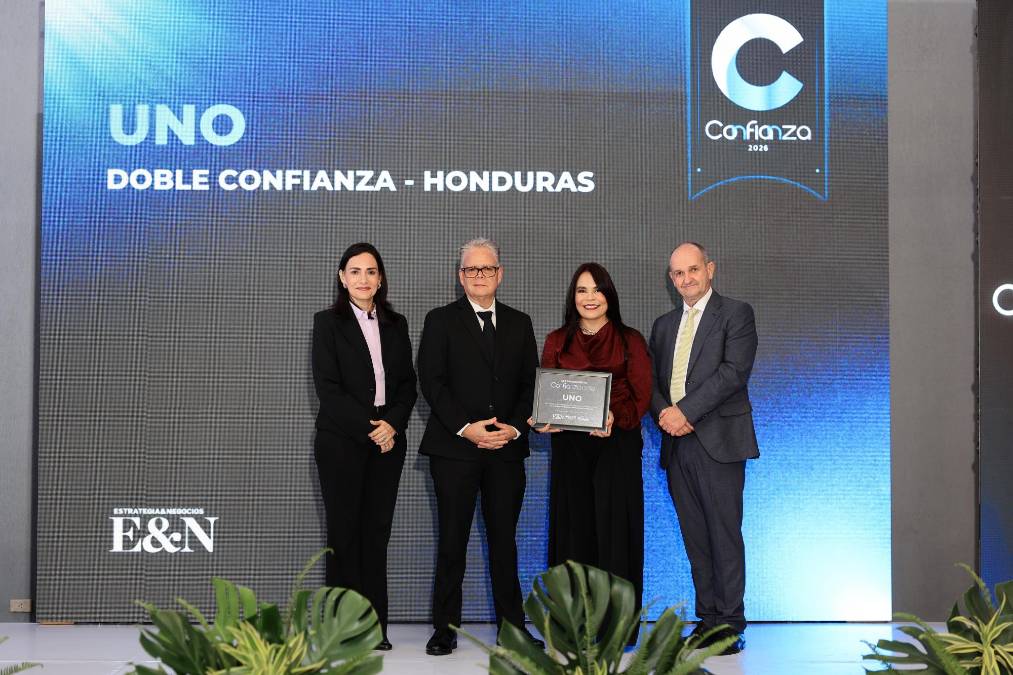 UNO, Doble Confianza Honduras. Recibe reconocimiento Oscar Orlando Carias, Gerente de País. 