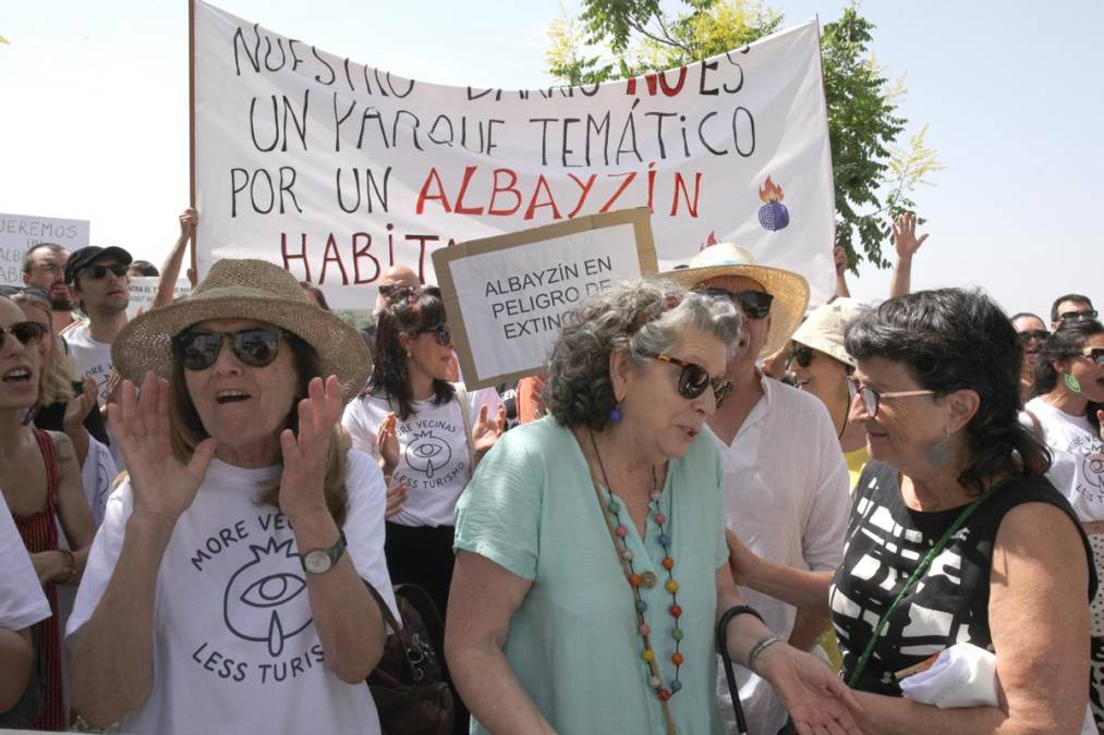 <i>Varios cientos de personas se han sumado este domingo a las protestas convocadas en Granada (España) contra un modelo de turismo "depredador" y exige medidas para que no se expulse a los vecinos del barrio. EFE/ Pepe Torres</i>