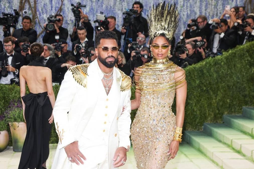 NUEVA YORK (Estados Unidos), 05/05/2026.- El jugador de fútbol americano profesional Russell Wilson y la cantante y compositora Ciara posan en la alfombra roja de la Met Gala 2026, la gala benéfica anual del Instituto del Traje del Museo Metropolitano de Arte, en Nueva York, Estados Unidos, el 4 de mayo de 2026. EFE/EPA/SARAH YENESEL