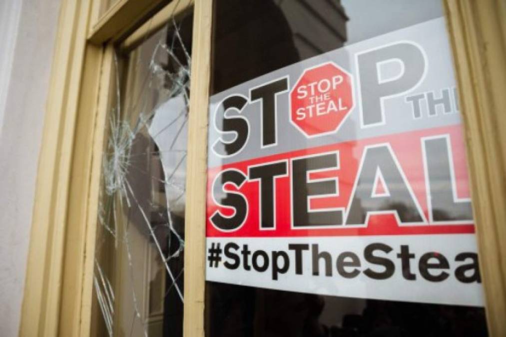 El presidente de Estados Unidos, Donald Trump, ordenó este miércoles el despliegue de la Guardia Nacional al Capitolio, esto tras las manifestaciones violentas en el edificio, de acuerdo con Bloomberg.<br/><br/>La orden de Trump surgió luego de que sus partidarios comenzaran a enfrentarse a las fuerzas de seguridad para intentar entrar al Capitolio. La alcalde de Washington D. C. Muriel Bowser, ordenó un toque de queda para la ciudad desde las 18:00 horas de este miércoles hasta las 6:00 horas del próximo jueves, tiempo local. Jon Cherry/Getty Images/AFP