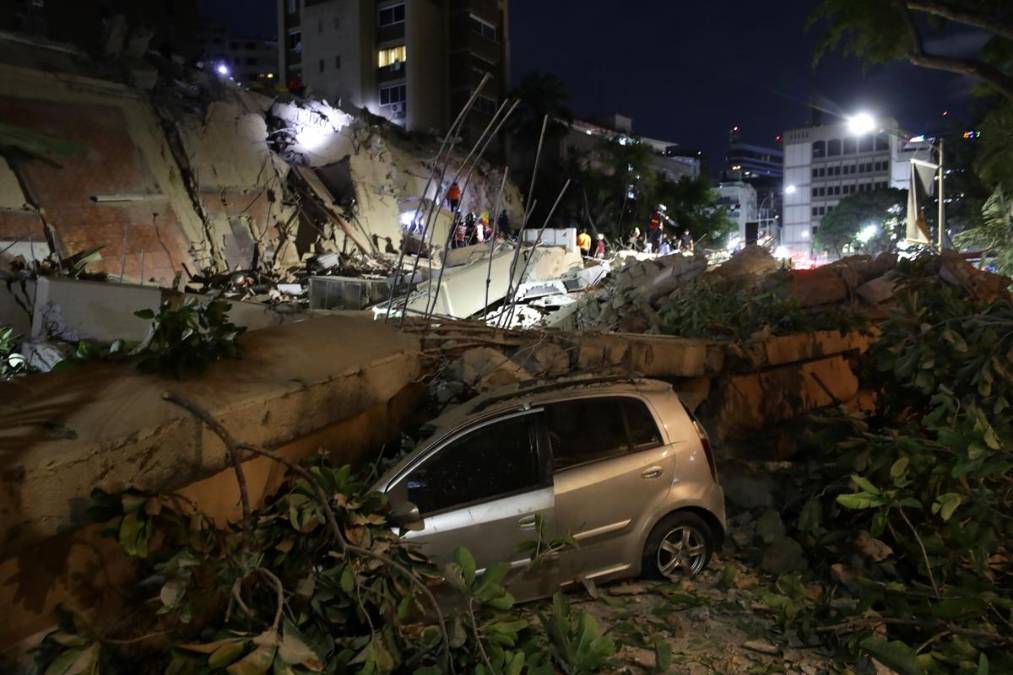Fotografía que muestra un vehículo afectado este miércoles, luego de dos fuertes terremotos sacudieron el Caribe venezolano en Caracas (Venezuela). Hubo afectaciones en el servicio eléctrico, de agua y en aquellos edificios con daños hubo cortes en el servicio de gas doméstico. EFE/ Ronald Peña R 