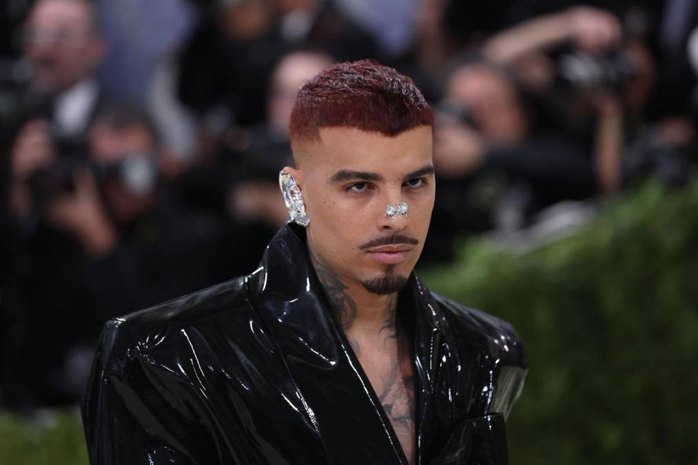 NUEVA YORK (Estados Unidos), 05/05/2026.- El cantante puertorriqueño Rauw Alejandro posa en la alfombra roja de la Gala Met 2026, la gala benéfica anual del Instituto del Traje del Museo Metropolitano de Arte, en Nueva York, Estados Unidos, el 4 de mayo de 2026. EFE/EPA/SARAH YENESEL