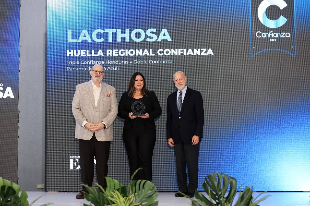 Lacthosa, Huella Regional en 2 países Triple Confianza en Honduras y Doble Confianza en Panamá (Estrella Azul). Recibe reconocimiento Ing. Angélica Madrid, Gerente de Planta. 