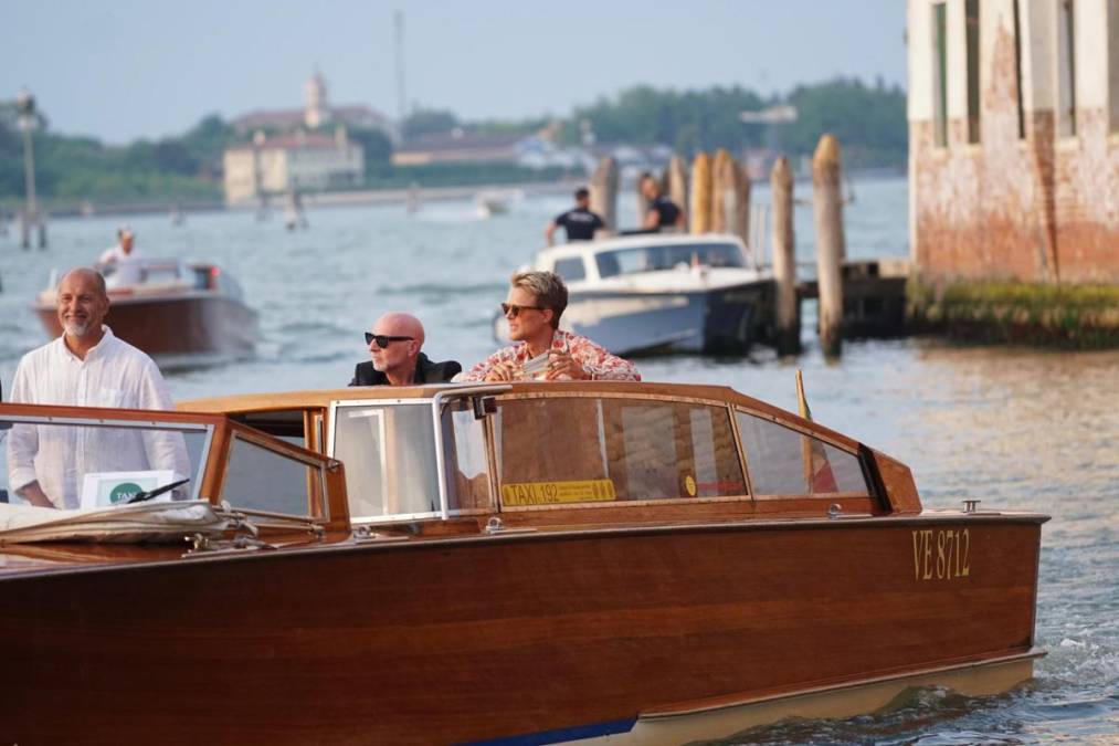 <i>El diseñador de moda italiano Domenico Dolce (centro) sale del Hotel Gritti Palace en Venecia, Italia, el 26 de junio de 2025, el día en que comenzarán las celebraciones de la boda del fundador de Amazon, Jeff Bezos, y Lauren Sanchez. Según informes, el multimillonario tecnológico y presentador de televisión estadounidense ha invitado a unos 200 invitados a su enlace en la ciudad italiana. (Moda, Italia, Venecia) EFE/EPA/ANDREA MEROLA</i>