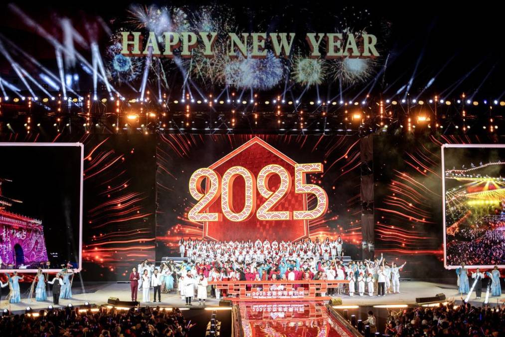 <i>Pekín (China), 31/12/2024.- Los participantes celebran tras la cuenta atrás del Año Nuevo 2025 en el Parque Shougang en Pekín, China, el 01 de enero de 2025. EFE/EPA/ANDRES MARTINEZ CASARES</i>