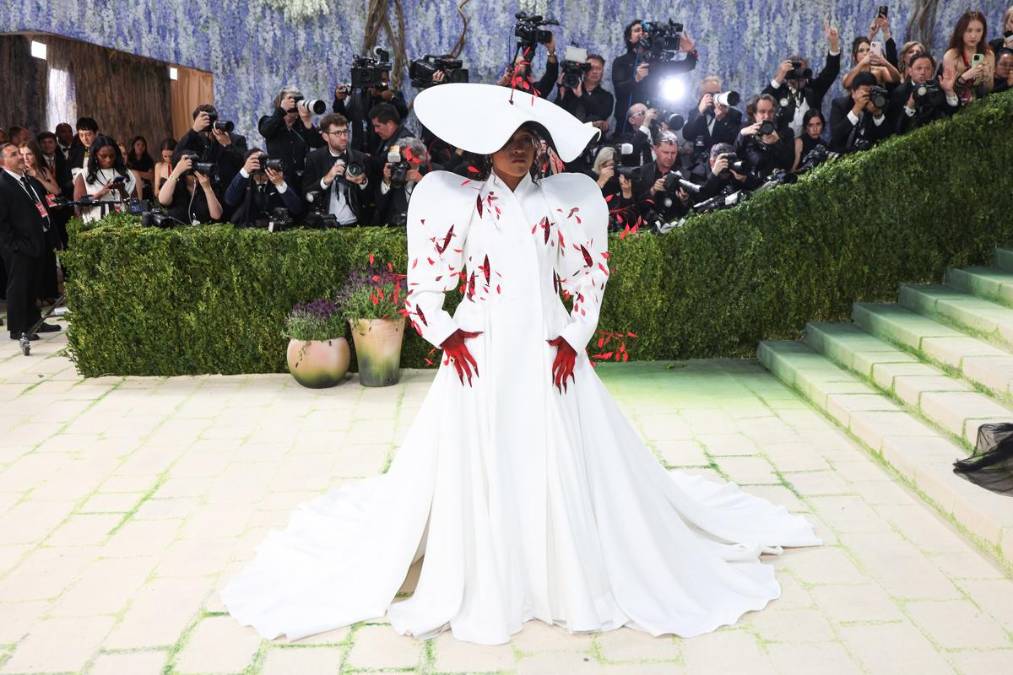 NUEVA YORK (Estados Unidos), 05/05/2026.- La tenista japonesa Naomi Osaka posa en la alfombra roja de la Gala Met 2026, la gala benéfica anual del Instituto del Traje del Museo Metropolitano de Arte, en Nueva York, Estados Unidos, el 4 de mayo de 2026. EFE/EPA/SARAH YENESEL
