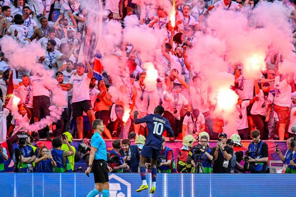<i>Ousmane Dembele durante el partido Final de la Liga de Campeones UEFA entre Paris Saint-Germain y Arsenal en el estadio Puskas Arena en Budapest, Hungría. EFE/EPA/Robert Hegedus</i>