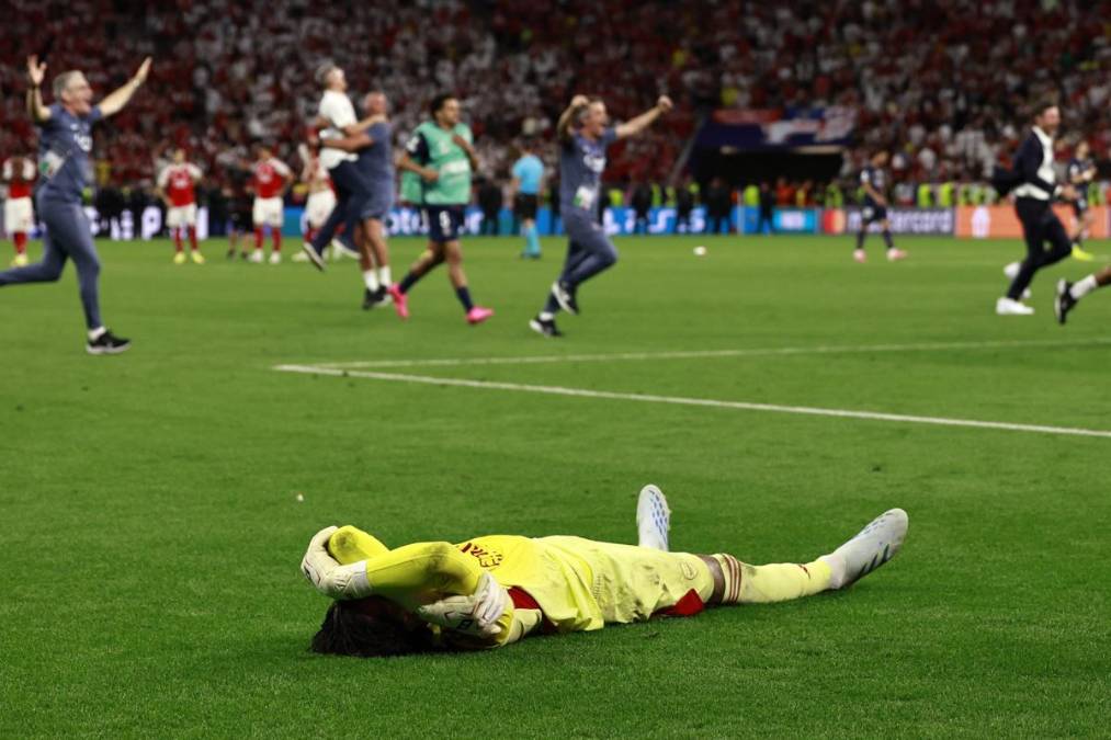 El portero del Arsenal David Raya se lamenta tras la tanda de penaltis en la final de la Liga de Campeones UEFA entre Paris Saint-Germain y Arsenal en el estadio Puskas Arena en Budapest, HungríaEFE/EPA/ANNA SZILAGYI
