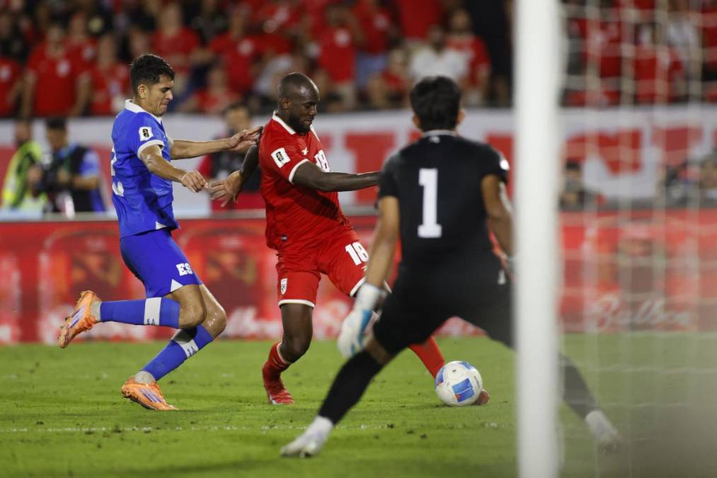 <i>Cecilio Waterman (c), de Panamá, disputa el balón con Julio Sibrian, de El Salvador, en un partido por las eliminatorias de Concacaf al Mundial 2026 entre las selecciones de Panamá y El Salvador en el estadio Rommel Fernández Gutiérrez, en Ciudad de Panamá (Panamá). EFE/Bienvenido Velasco</i>