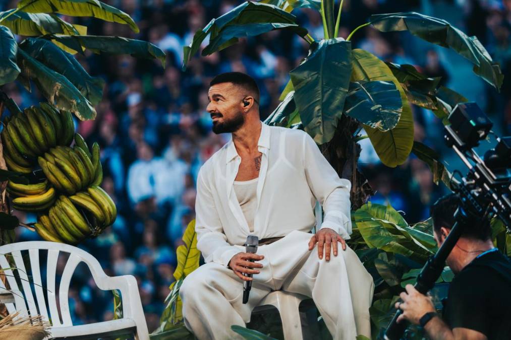 <i>El cantante puertorriqueño Ricky Martín durante la colaboración con Bad Bunny en el descanso del Super Bowl en Santa Clara, California, Estados Unidos. El conjunto blanco con el que la estrella puertorriqueña Bad Bunny actuó en el descanso del Super Bowl fue diseñado por la marca española Zara, según informó este domingo la revista Vogue. EFE/Acoustyle </i>
