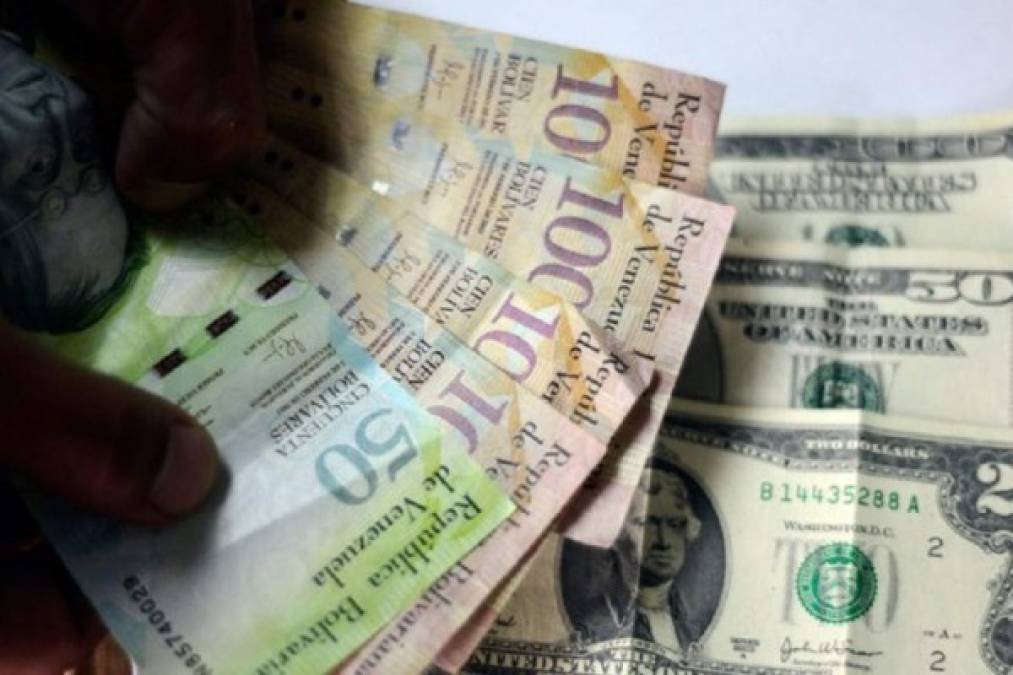 Venezuela: dólar negro sube 1.600% desde llegada de Maduro