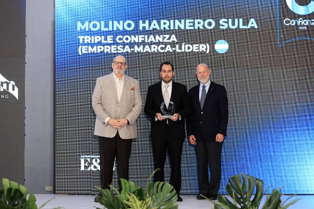 Molino Harinero Sula, Triple Confianza Honduras. Recibe reconocimiento Angelo Casco Bruni, Gerente General. 