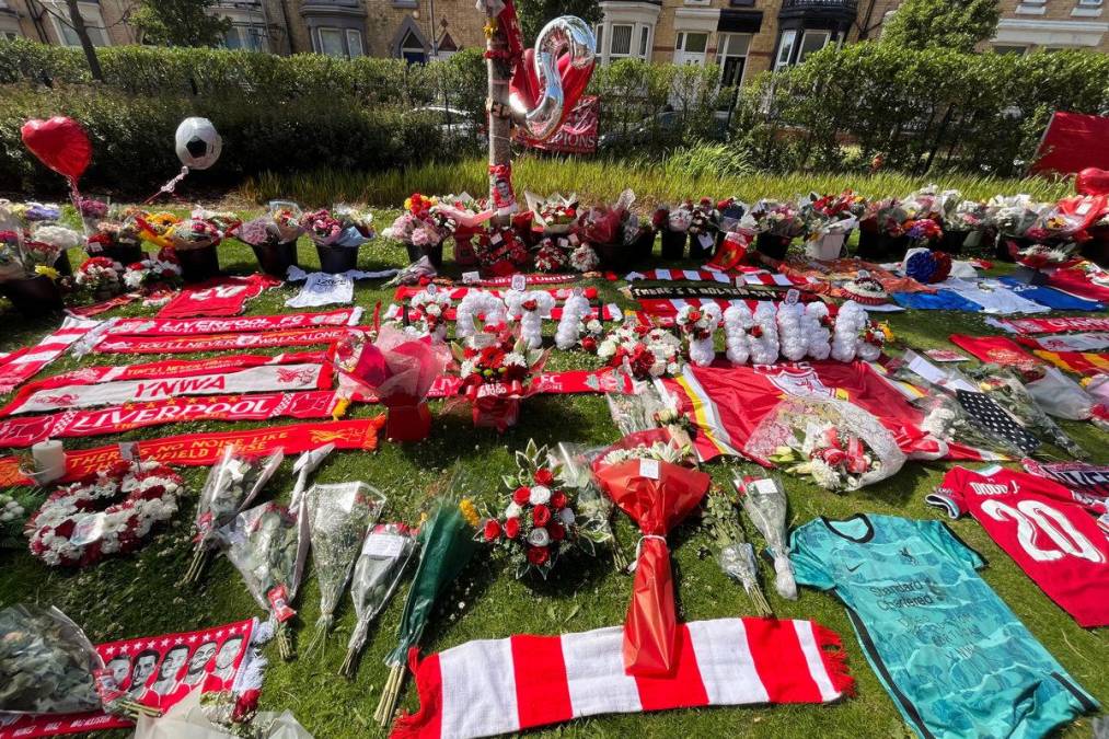 <i>Vista de un altar improvisado en uno de los laterales del mítico Anfield en el que aficionados del Liverpool han dejado banderas, bufandas, flores y camisetas para honrar este jueves, en la ciudad inglesa a Diogo Jota tras su fallecimiento en un trágico accidente de coche en España. EFE/ Miguel Salvatierra</i>