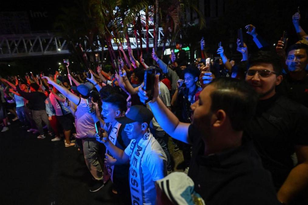 <i>Los salvadoreños reciben a los autobuses del equipo Inter Miami en el Hotel Real Intercontinental en San Salvador a última hora del 18 de enero de 2024, antes del partido amistoso de fútbol entre Inter Miami FC y El Salvador. FOTO MARVIN RECINOS / AFP</i>