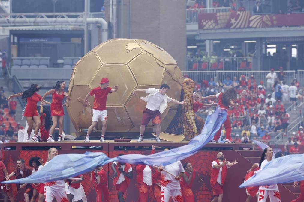 Artistas se presentan en la inauguración del Mundial de la FIFA 2026 este viernes en el estadio BMO Field de Toronto (Canadá). EFE/Bienvenido Velasco