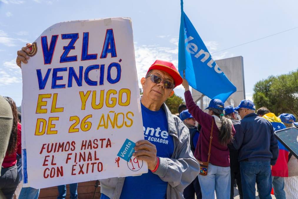 <i>Ciudadanos venezolanos celebran durante una manifestación este sábado, en Quito (Ecuador). Venezolanos residentes en Ecuador salieron a las calles para festejar la captura del presidente de Venezuela, Nicolás Maduro, por parte de las fuerzas militares estadounidenses y reclamar la asunción al poder del opositor Edmundo González Urrutia, considerado por parte de la comunidad internacional como el ganador de las elecciones celebradas el año pasado. EFE/ Santiago Fernández</i>