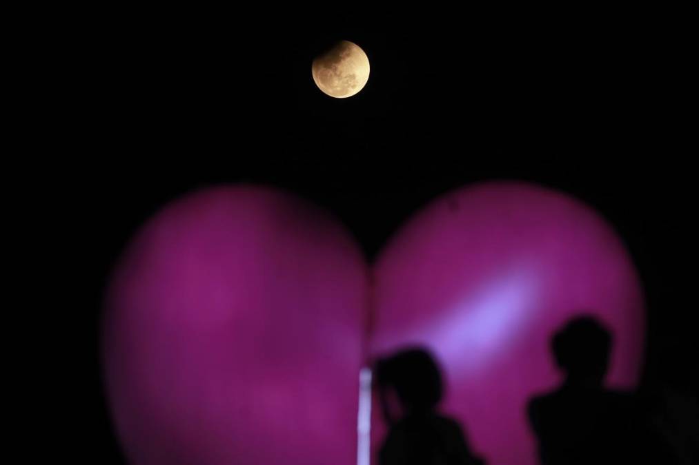 <i>YANGÓN (Myanmar), 03/03/2026.- La Luna de Sangre durante un eclipse lunar total, vista en el cielo sobre la orilla del lago Inya en Yangón, Myanmar, el 3 de marzo de 2026. (Birmania) EFE/EPA/NYEIN CHAN NAING</i>