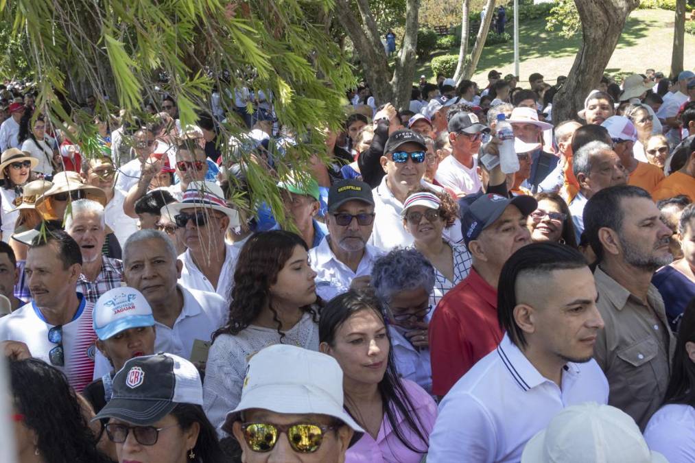 Personas hacen fila para ingresar a la ceremonia de investidura de la politóloga Laura Fernández. Antes del inicio de la ceremonia de investidura, que es custodiada por unos 800 policías, varias bandas musicales le pusieron alegría a la mañana y al final del día se llevará a cabo un concierto llamado 'Costa Rica canta' y protagonizado por artistas locales de diversos géneros musicales. EFE/ Alexander Otárola