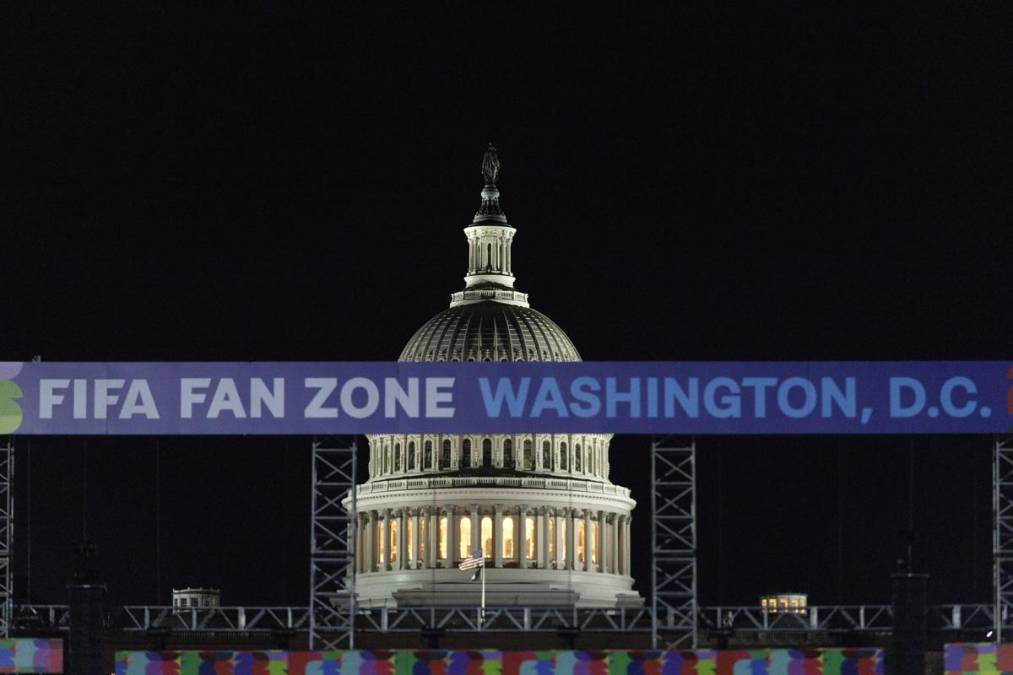 Aficionados estadounidenses observan el partido de fútbol entre Estados Unidos y Paraguay en una Fan Zone del Mundial 2026 en el National Mall de Washington, DC, Estados Unidos, el 12 de junio de 2026. La Copa Mundial de la FIFA 2026 se celebrará del 11 de junio al 19 de julio de 2026 y tendrá lugar en tres países: Estados Unidos, México y Canadá. (Mundial de Fútbol, ​​Estados Unidos) EFE/EPA/WILL OLIVER