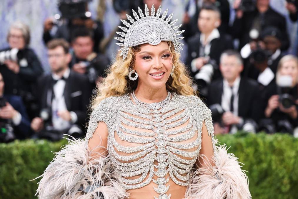 NUEVA YORK (Estados Unidos), 04/05/2026.- La artista estadounidense Beyoncé posa en la alfombra roja de la Gala Met 2026, la gala benéfica anual del Instituto del Traje del Museo Metropolitano de Arte, en Nueva York, Estados Unidos, el 4 de mayo de 2026. EFE/EPA/SARAH YENESEL