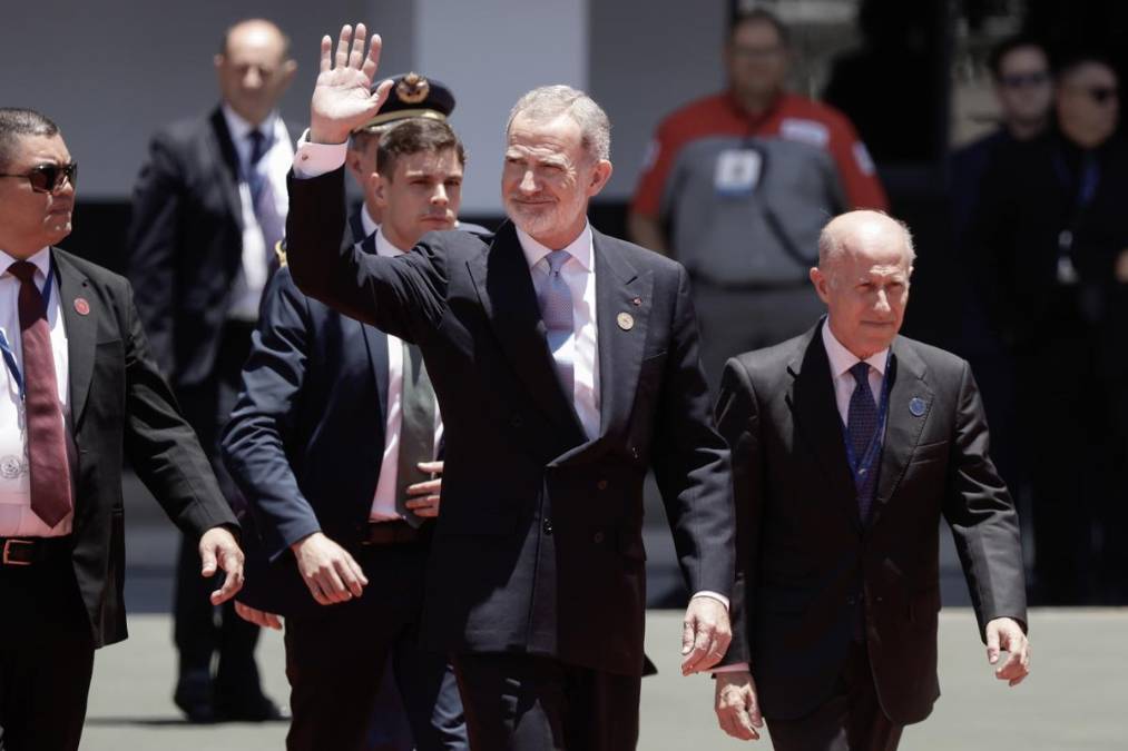 El rey de España, Felipe VI, saluda a su llegada a la ceremonia de investidura de la politóloga Laura Fernández como presidenta de Costa Rica para el periodo 2026-2030, este viernes, en el Estadio Nacional de San José (Costa Rica). EFE/ Jeffrey Arguedas