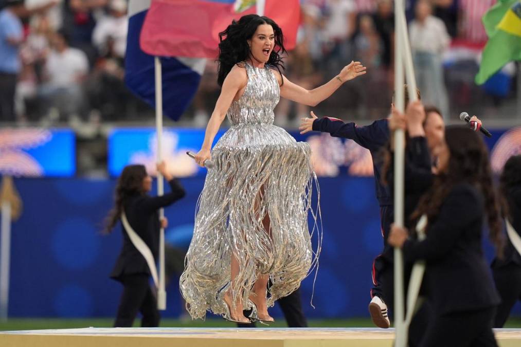 La cantante estadounidense Katy Perry actúa durante el espectáculo previo al partido de la fase de grupos de la Copa Mundial de la FIFA 2026 entre Estados Unidos y Paraguay, en Los Ángeles, California, Estados Unidos, el 12 de junio de 2026. EFE/EPA/SCOTT STRAZZANTE