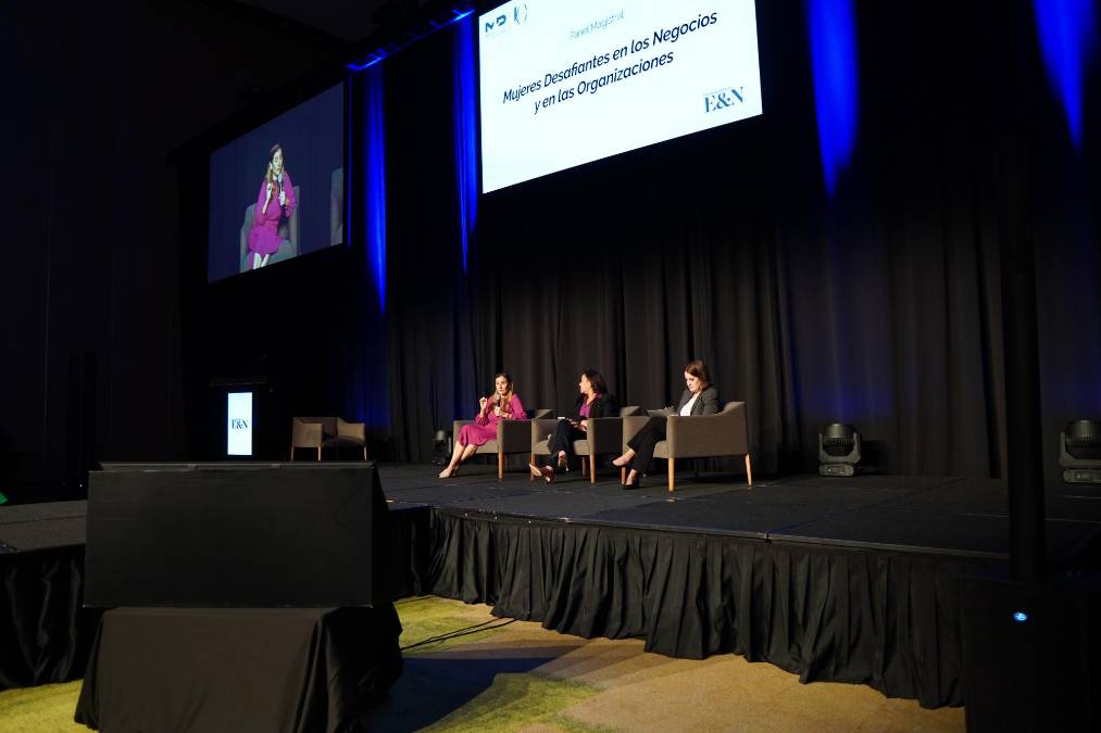 Panel magistral ‘Mujeres desafiantes en los negocios y en las organizaciones’, con Stephanie Melville, directora de la Junta Directiva de Progreso; Ana Karina Smith, estratega de liderazgo y expresidenta de la Asociación de Directoras de Panamá. Modera Velia Jaramillo, editora general de E&amp;N.