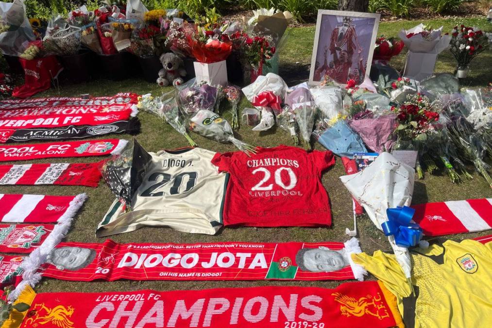 La federación inglesa de fútbol, la FA, y la Premier League se declararon este jueves "devastados" por la muerte del jugador portugués del Liverpool Diogo Jota en un accidente en España, un sentimiento que compartieron los equipos a los que se enfrentó el delantero en la liga durante su carrera. EFE/ Miguel Salvatierra