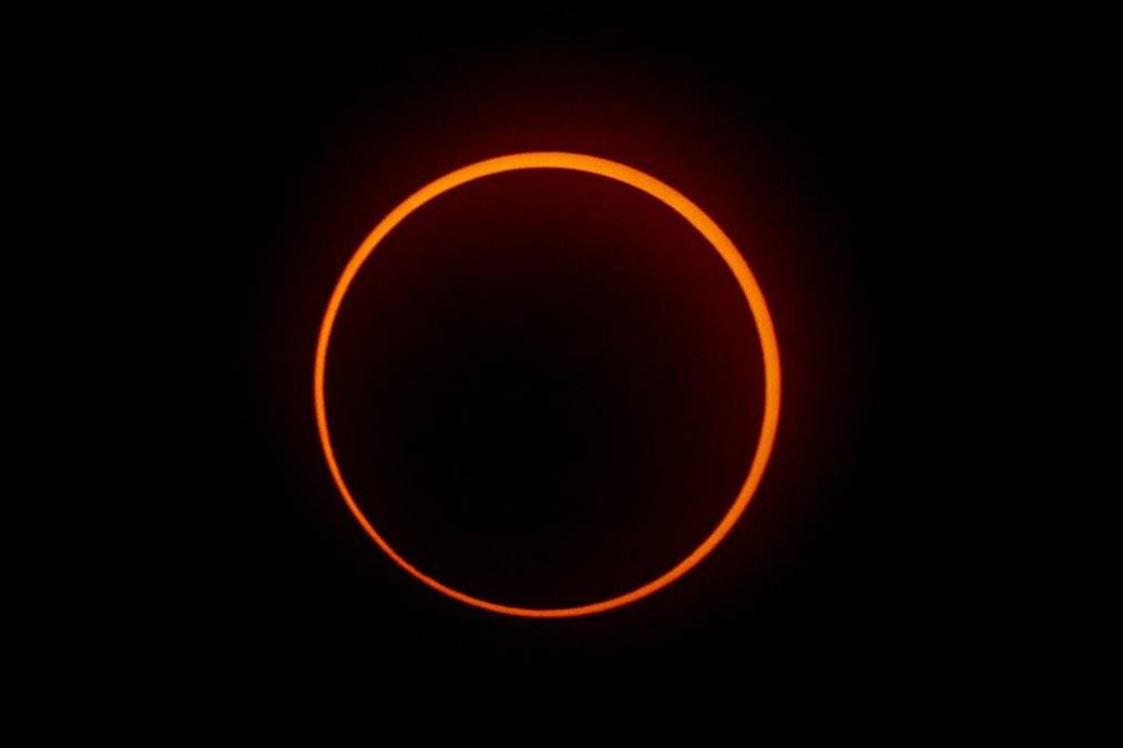 <i>El efecto "Anillo de Fuego" provocado durante el eclipse solar anular se ve desde Penonomé, Panamá, el 14 de octubre de 2023. (Foto de Luis Acosta/AFP)</i>