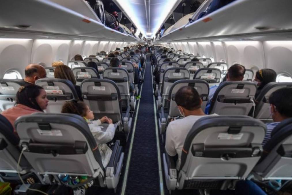 Los pasajeros toman asiento antes de despegar en un avión Boeing 737 MAX operado por la aerolínea de bajo costo Gol en el Aeropuerto Internacional de Guarulhos, cerca de Sao Paulo, el 9 de diciembre de 2020, ya que el 737 MAX vuelve a estar en uso más de 20 meses después de que quedó en tierra después de dos accidentes mortales. (Foto de NELSON ALMEIDA / AFP)