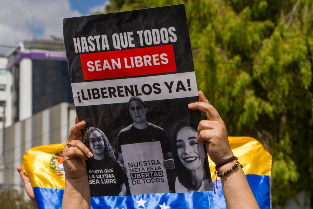 <i>Ciudadanos venezolanos celebran durante una manifestación este sábado, en Quito (Ecuador). Venezolanos residentes en Ecuador salieron a las calles para festejar la captura del presidente de Venezuela, Nicolás Maduro, por parte de las fuerzas militares estadounidenses y reclamar la asunción al poder del opositor Edmundo González Urrutia, considerado por parte de la comunidad internacional como el ganador de las elecciones celebradas el año pasado. EFE/ Santiago Fernández</i>