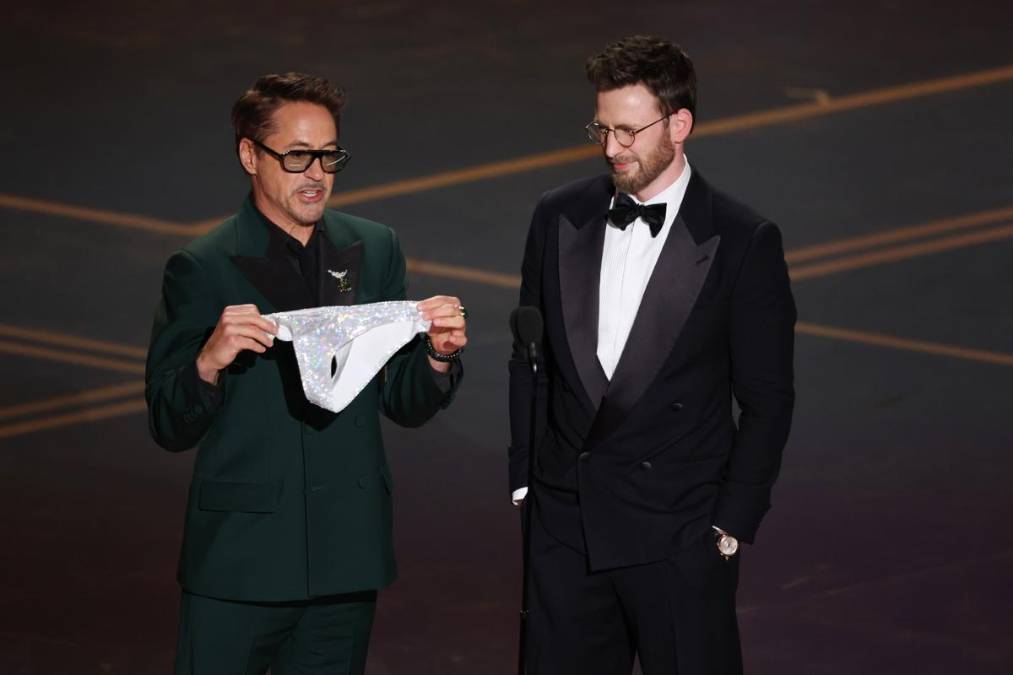 <i>LOS ÁNGELES (Estados Unidos), 16/03/2026.- Robert Downey Jr. (izq.) y Chris Evans presentan el Oscar al Mejor Guion en el escenario durante la 98.ª ceremonia anual de los Premios Óscar en el Dolby Theatre de Los Ángeles, California, EE. UU., el 15 de marzo de 2026. EFE/EPA/CHRIS TORRES</i>