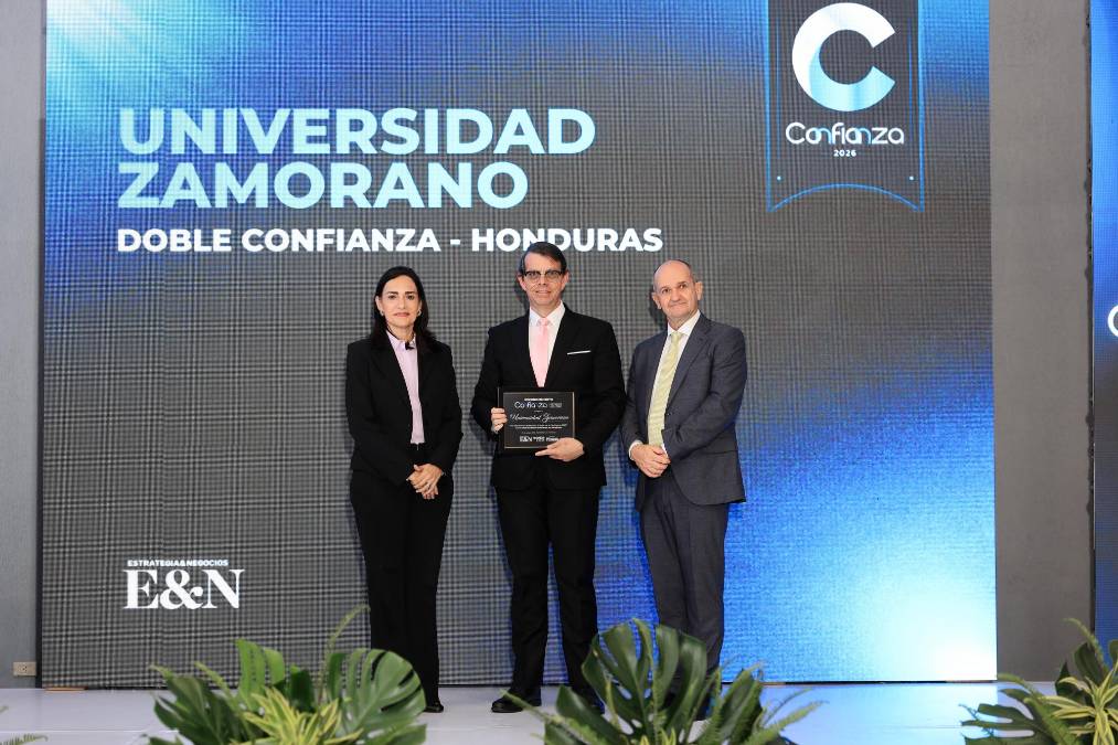 Universidad Zamorano, Doble Confianza Honduras. Recibe reconocimiento Herbert Gaekel, Vicepresidente de Operaciones y Finanzas.