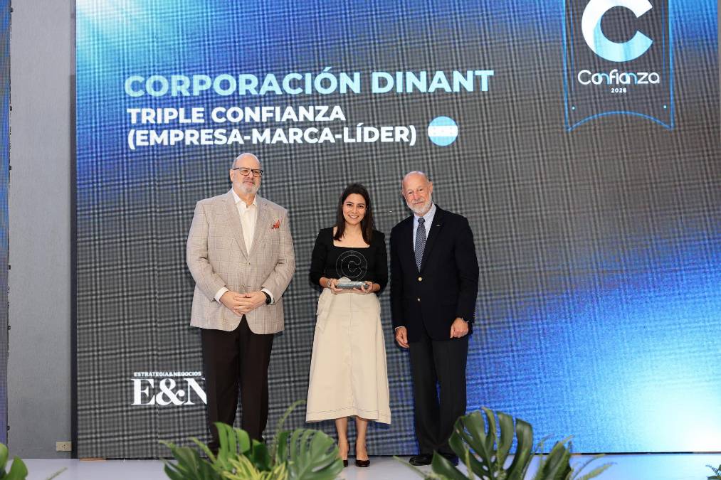 Corporación Dinant, Triple Confianza. Honduras. Recibe reconocimiento Gabriela Carvajal, Gerente Sr. de Asuntos Corporativos y Sostenibilidad.
