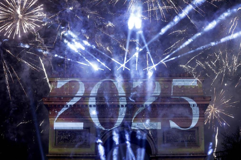 <i>París (Francia), 31/12/2024.- Los fuegos artificiales iluminan el cielo sobre el Arco del Triunfo durante las celebraciones de Año Nuevo en París, Francia, el 01 de enero de 2025. (Francia) EFE/EPA/YOAN VALAT</i>