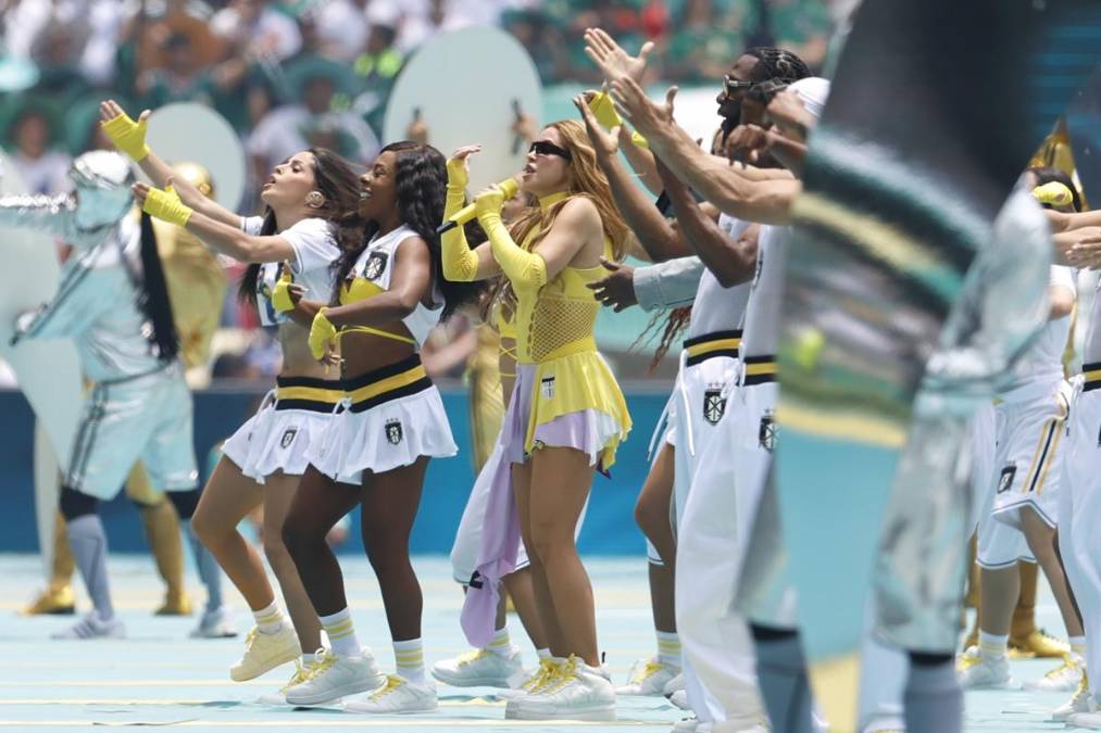 La cantante colombiana Shakira (c), se presenta este jueves, en la inauguración del Mundial de la FIFA 2026 en el estadio Ciudad de México (México). Entre cientos de bailarines y vestida en un atuendo amarillo y morado, la cantante con lentes oscuros abrió esta cancha que será una de las más vistas del mundo con el arranque del partido inaugural. EFE/ Sashenka Gutierrez